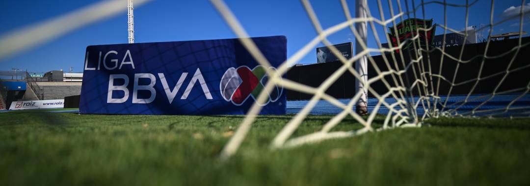 Lona de la Liga BBVA MX detrás de una portería, imagen de la previa oficial de la Jornada 8 del Apertura 2026