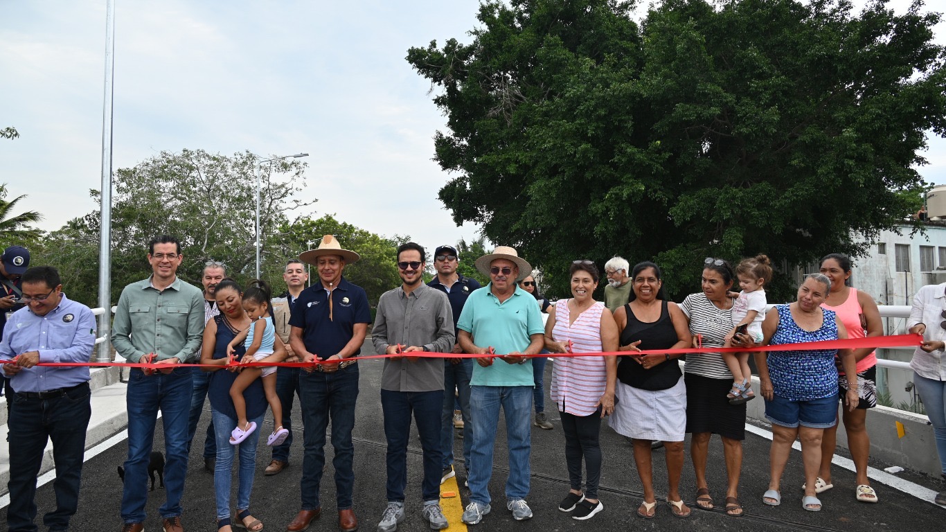 Autoridades de ASIPONA, el delegado del Gobierno del Estado y vecinos cortan el listón del Puente 28 de Agosto en Santiago