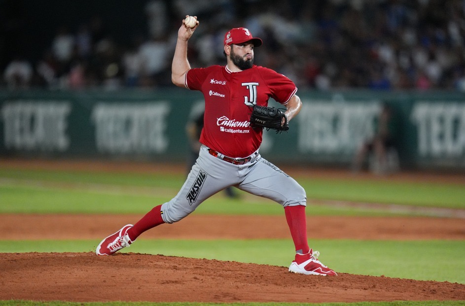 David Reyes, abridor de los Toros de Tijuana, lanza durante el Juego 3 de la Serie del Rey 2026 en Villahermosa